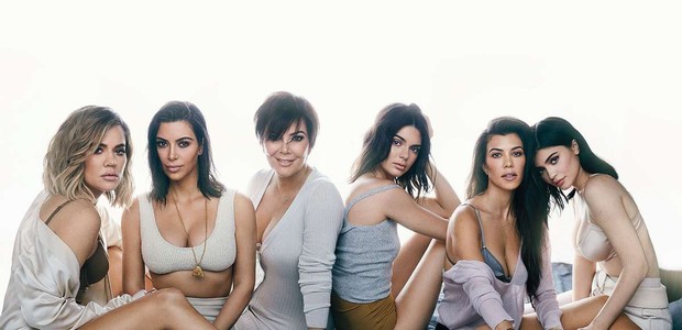 As irmãs Khloé, Kim, Kendall, Kourtney e Kylie com a mãe, Kris Jenner (Foto: Reprodução)