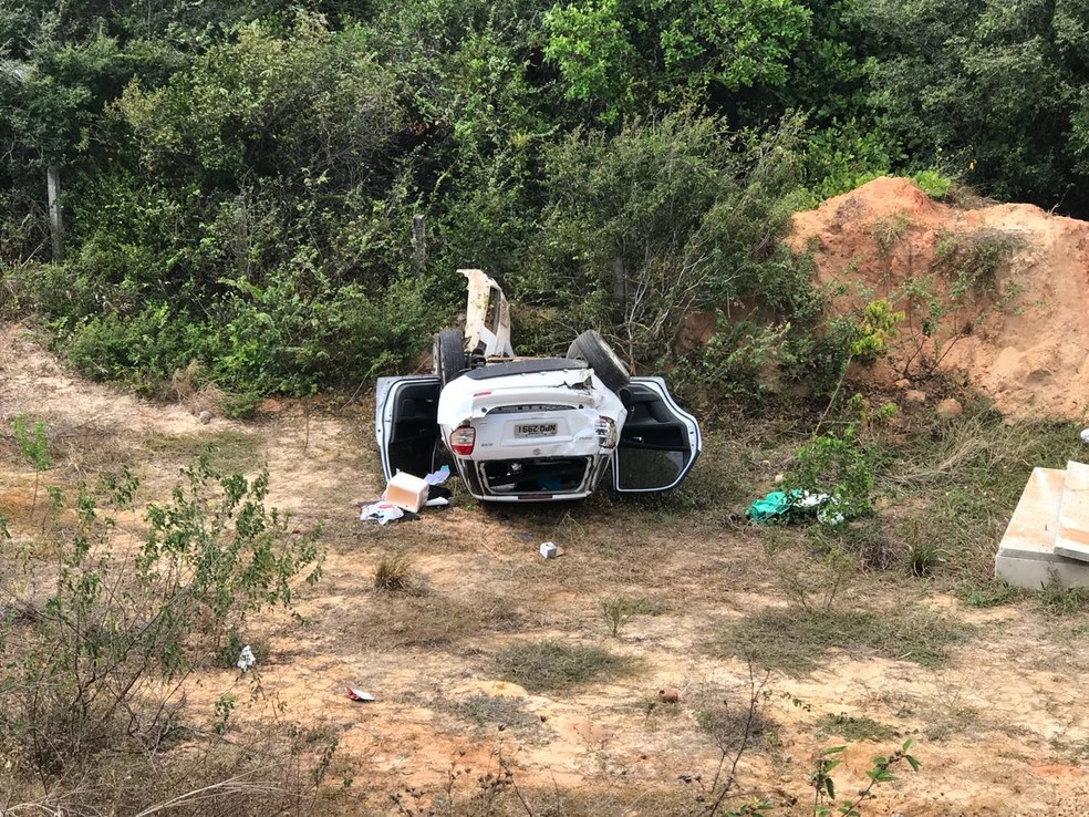 Carro foi encontrado capotado fora da BR-101, em Ceará-Mirim, na Grande Natal  (Foto: Kleber Teixeira/Inter TV Cabugi )