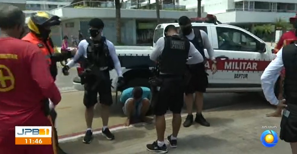 Suspeito de roubar celular de passageiro em ônibus é espancado  na orla de João Pessoa — Foto: TV Cabo Branco/Reprodução