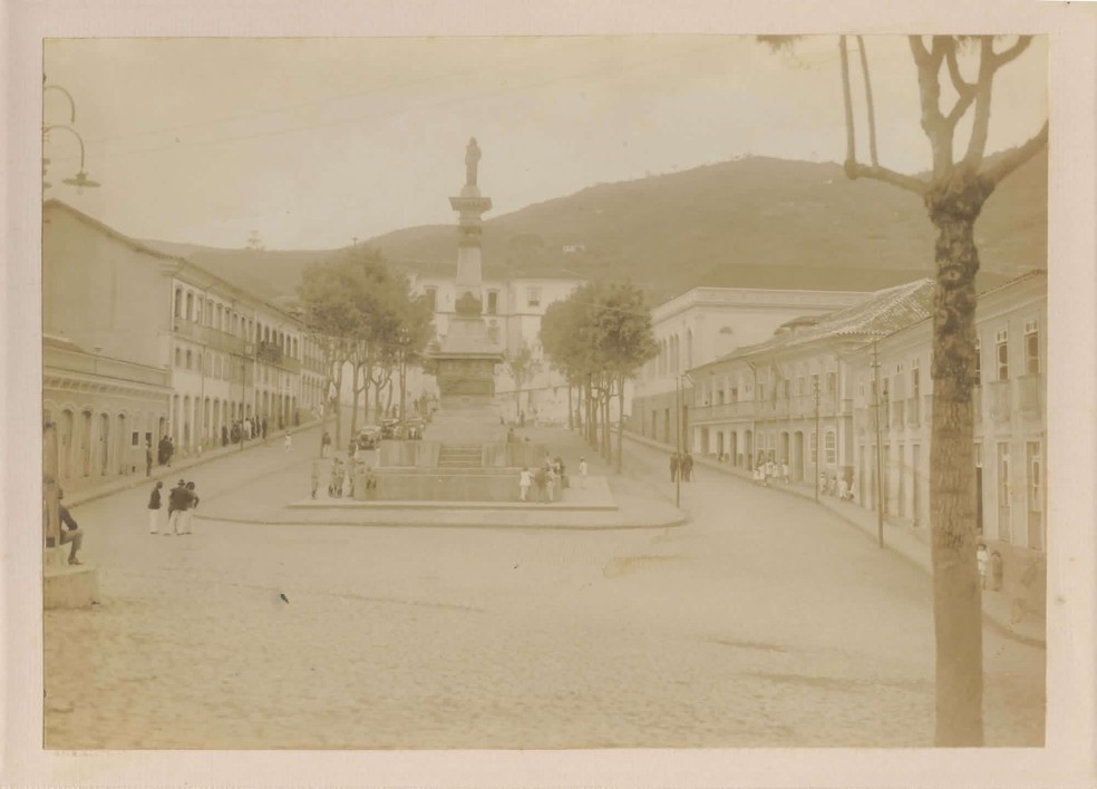 Monumento à Tiradentes, na Praça Tiradentes, em Ouro Preto, 1922  — Foto: Arquivo Público Mineiro/Reprodução