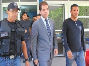 Arlindo Garrote é preso pela polícia por desvio de verba pública. (Foto: Ailton Cruz/Gazeta de Alagoas)