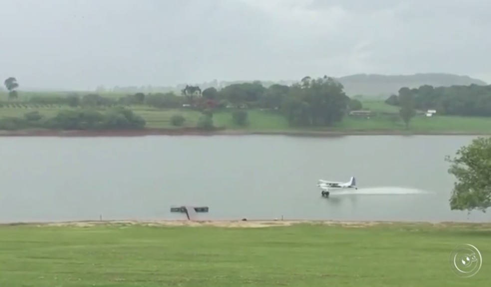 Testemunhas flagraram manobras arriscadas de avião que caiu em represa (Foto: Reprodução/TV TEM )