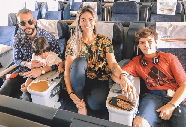 Kelly Key e Mico Freitas com os filhos Artur e Jaime Vitor (Foto: Reprodução/Instagram)