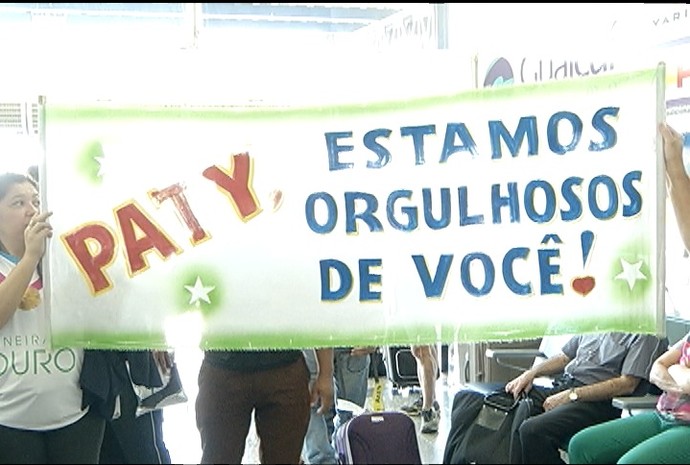 Muita festa na recepção da jogadora Paty Ramos no aeroporto de Montes Claros. (Foto: Reprodução Inter TV Grande Minas)