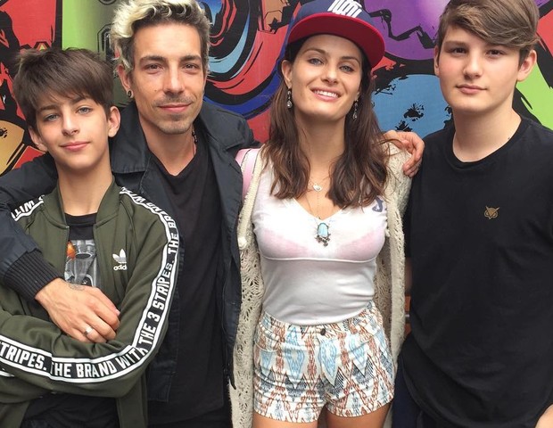 Isabeli Fontana com os filhos, Lucas e Zion, e o marido, Di Ferrero  (Foto: Reprodução/Instagram)