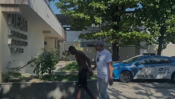 Foragido por tráfico, homem é preso depois de quebrar braço da companheira em Belford Roxo