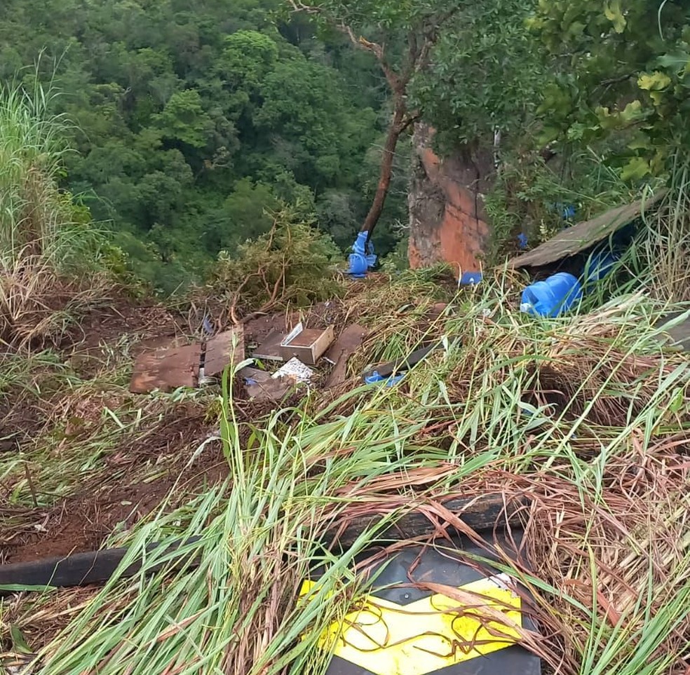 Caminhão caiu no penhasco — Foto: Polícia Militar - MT