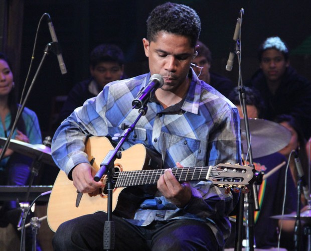 Natiruts tocam 'Natiruts Reggae Power', 'Supernova' e 'Pérola Negra' (Foto: TV Globo/Altas Horas)