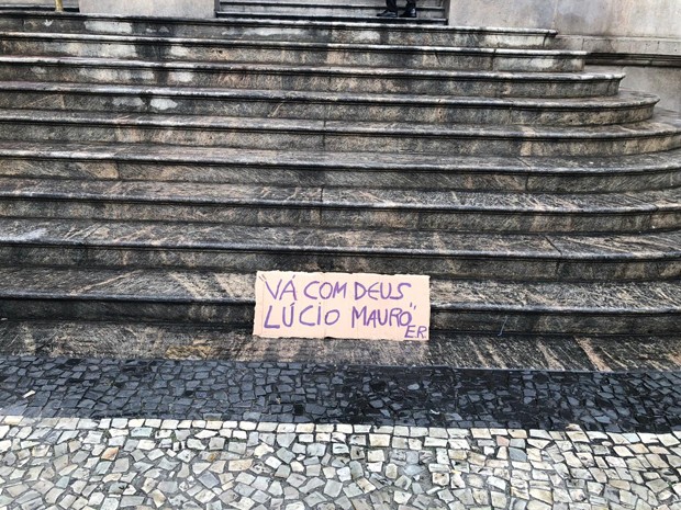 Populares fazem homenagens para Lúcio Mauro (Foto: Carla Neves / Editora Globo)