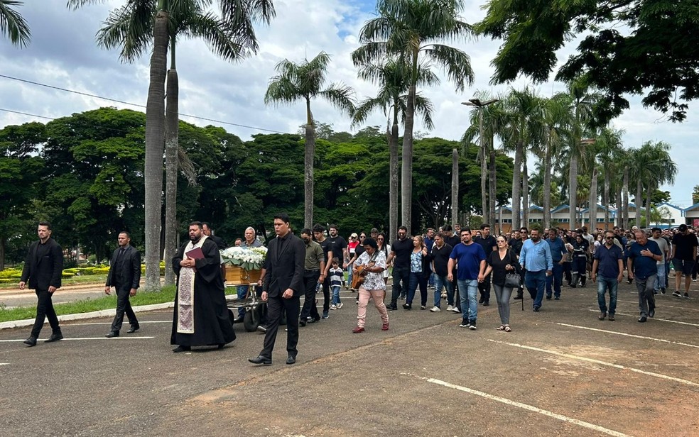 Cortejo do corpo de Dona Carmem, mãe de Leonardo — Foto: Michel Gomes/g1