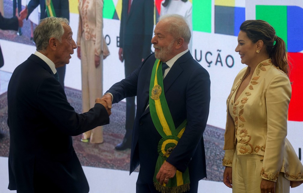 Lula é felicitado pelo Presidente de Portugal, Marcelo Rebelo de Sousa — Foto: REUTERS/Ricardo Moraes