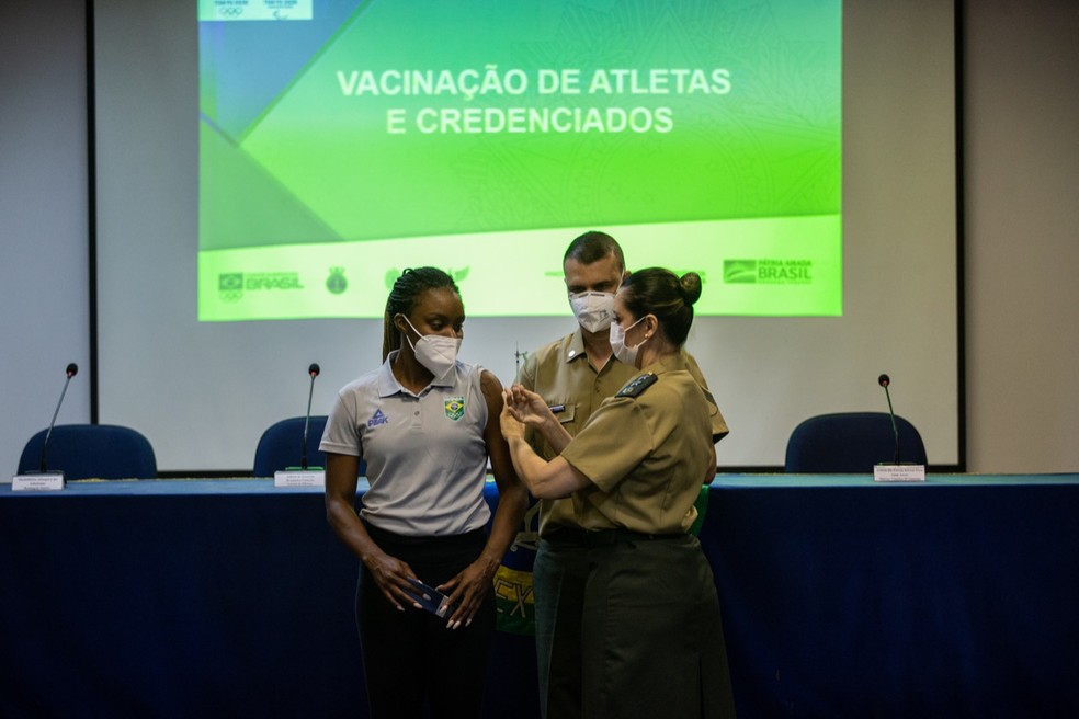 A velocista Rosângela Santos recebe vacina no Rio — Foto:  Miriam Jeske/COB