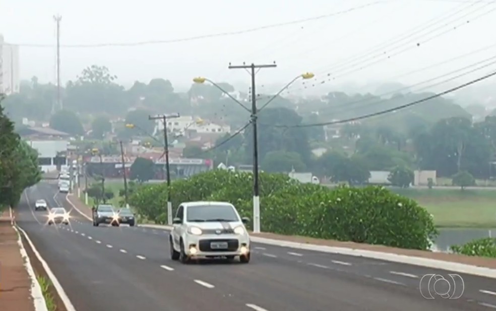 Jataí amanhece nublada e com tempo frio, em Goiás — Foto: Reprodução/TV Anhanguera