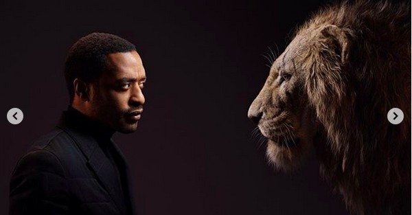 Chiwetel Ejiofor e o leão Scar, dublado por ele em O Rei Leão (Foto: Instagram)