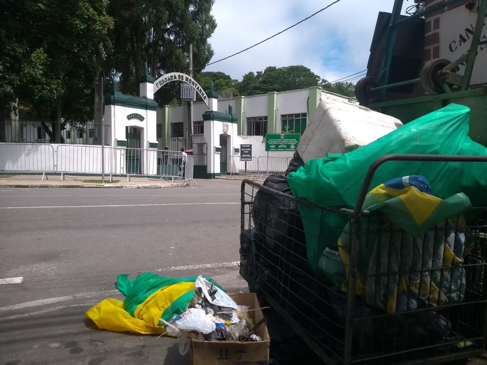 Material usado durante manifestação jogado no lixo em frente ao quartel do Exército em Juiz de Fora — Foto: Fellype Alberto/g1