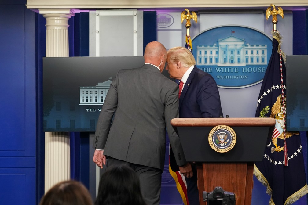 Discurso de Trump é interrompido na Casa Branca — Foto: REUTERS/Kevin Lamarque