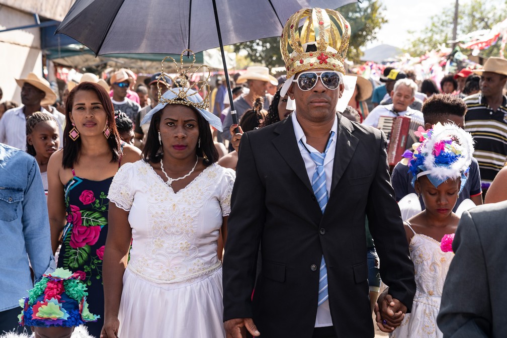 15 de agosto - O rei e a rainha desfilam acompanhados por familiares e seguidos por amigos e por uma banda durante cortejo do reinado nos festejos de Nossa Senhora da Abadia no Vão de Almas, uma das comunidades do Sítio Histórico e Patrimônio Cultural Kalunga, em Cavalcante (GO). Todo ano a mistura de festa com romaria é realizada ao longo de uma semana e tem importante papel na identidade e integração dos quilombolas — Foto: Fábio Tito/G1