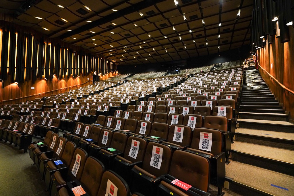 Sinalização de distanciamento nas cadeiras do auditório antes do concerto da Camerata Florianópolis  (Foto: Ricardo Wolffenbüttel/SECOM)