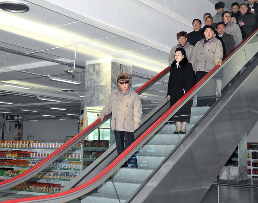 Acompanhado de uma comitiva, Kim Jom-il visita supermercado de Pyongyang — Foto: Korean Central News Agency via Korea News Service / AP