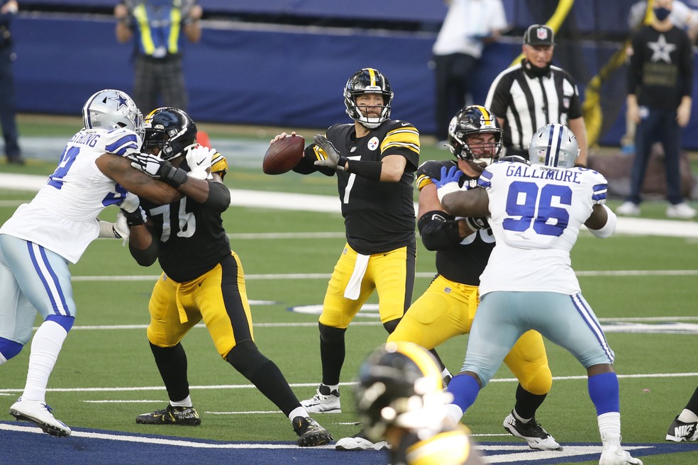 Big Ben, quarterback dos Steelers, em ação contra os Cowboys — Foto:  Tim Heitman-USA TODAY Sports