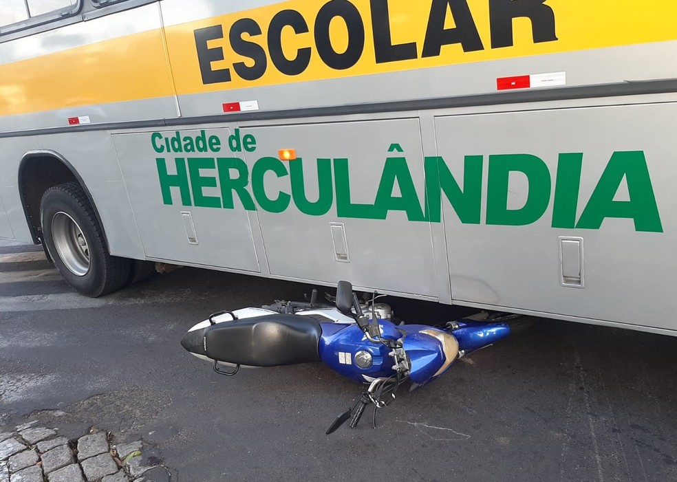 Motociclista fica ferido após parar debaixo de ônibus escolar em Tupã — Foto: Diego Pereira/Mais Tupã