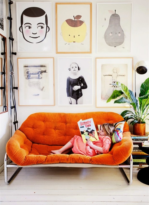 Sofá de veludo laranja (Foto: Reprodução/Pinterest)