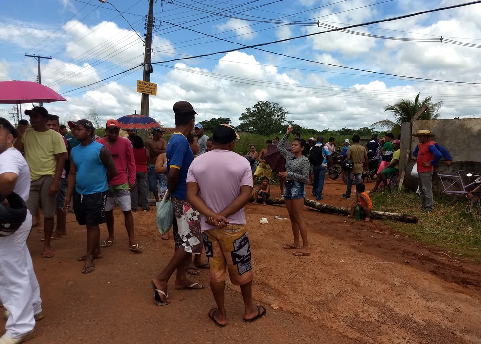 Moradores prometem ficar no local até outro representante da Sehab aparecer para conversar (Foto: Aline Nascimento/G1)