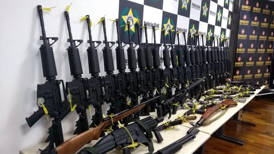 Armas apreendidas no Grajaú, Zona Norte do Rio: compradas legalmente, seriam revendidas ao tráfico