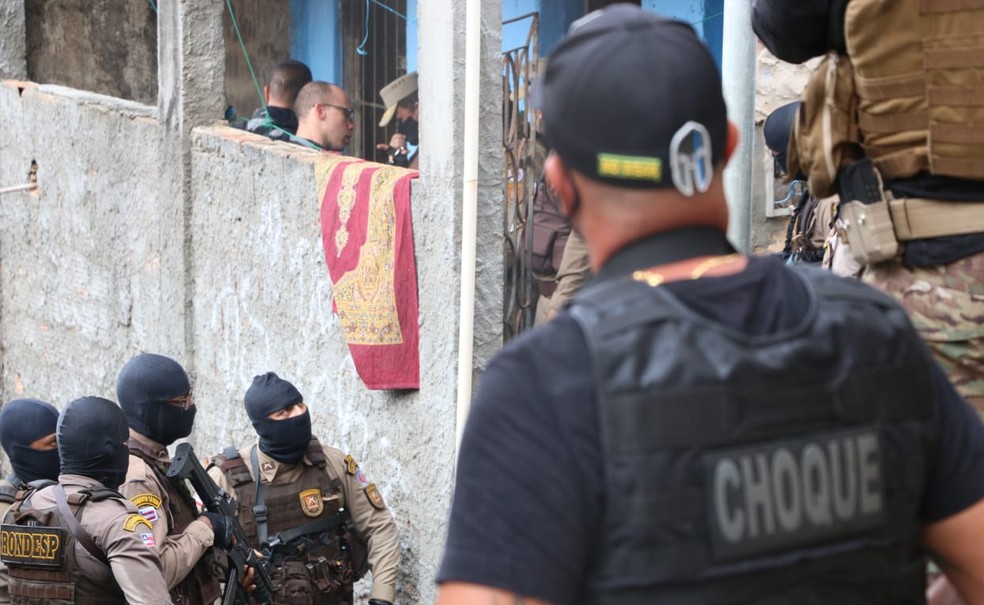 De acordo com moradores, seis pessoas foram feitas reféns, no bairro da Santa Cruz, em Salvador  — Foto: Alberto Maraux/SSP-BA