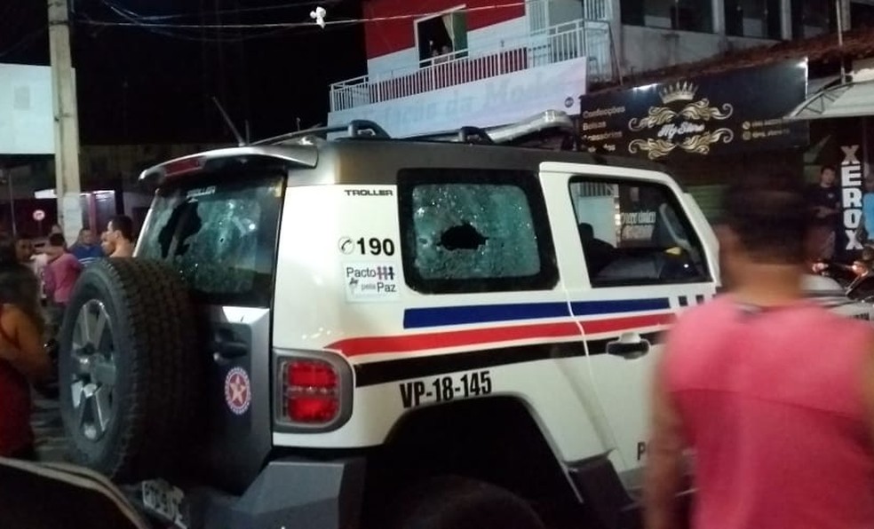 Viatura da Polícia Militar atingida a tiros durante ataques às agências bancárias em Tutóia — Foto: Divulgação / Polícia Militar