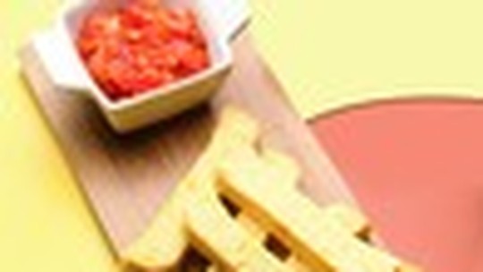 Receita: Palitos de polenta com molho de tomate e pimentão