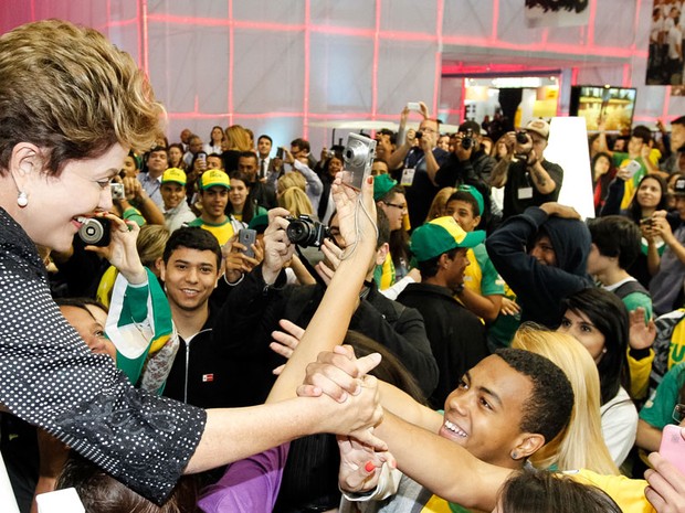 A presidente Dilma Rousseff é 'tietada' por estudantes durante visita à VII Olimpíada do Conhecimento em São Paulo. (Foto: Roberto Stuckert Filho/PR)