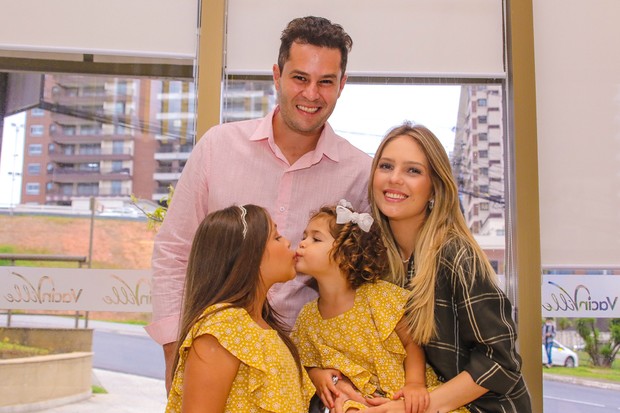 Pedro Leonardo com Thais Gebelein e as filhas do casal, Maria Sophia e Maria Vitória (Foto: Thiago Duran/AgNews)