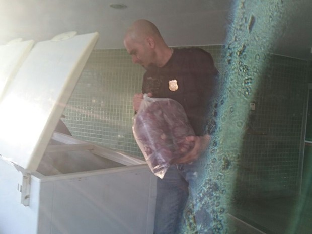 Policial civil coloca carne clandestina apreendida em freezer da corporação (Foto: Polícia Civil/Divulgação)