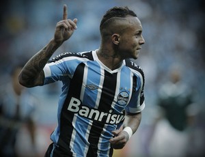 Everton ganha espaço