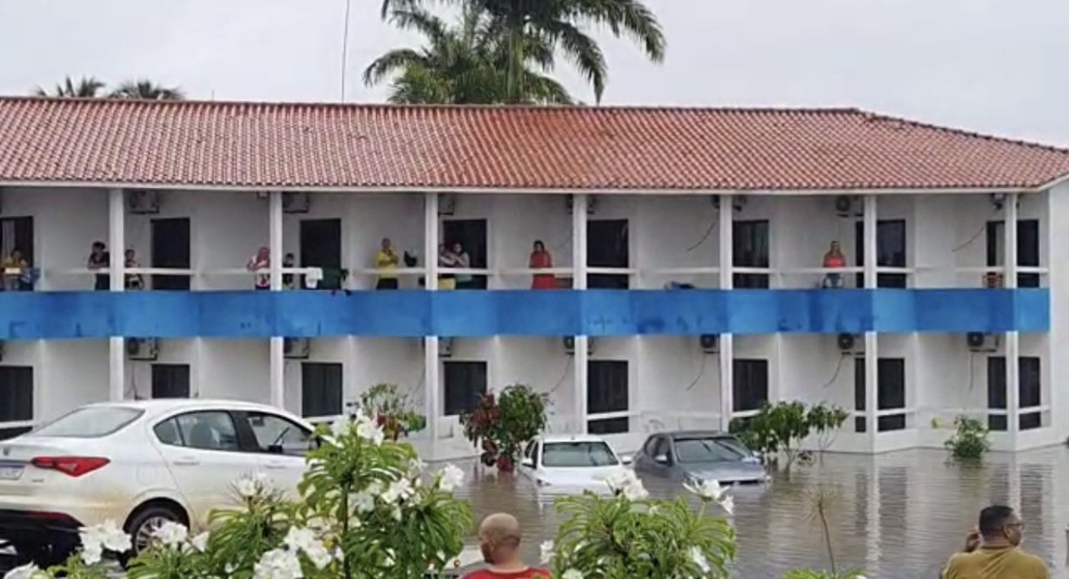 Turistas são resgatados com caiaques e pranchas de stand up de hotel inundado após forte chuva no sul da Bahia | Bahia | G1