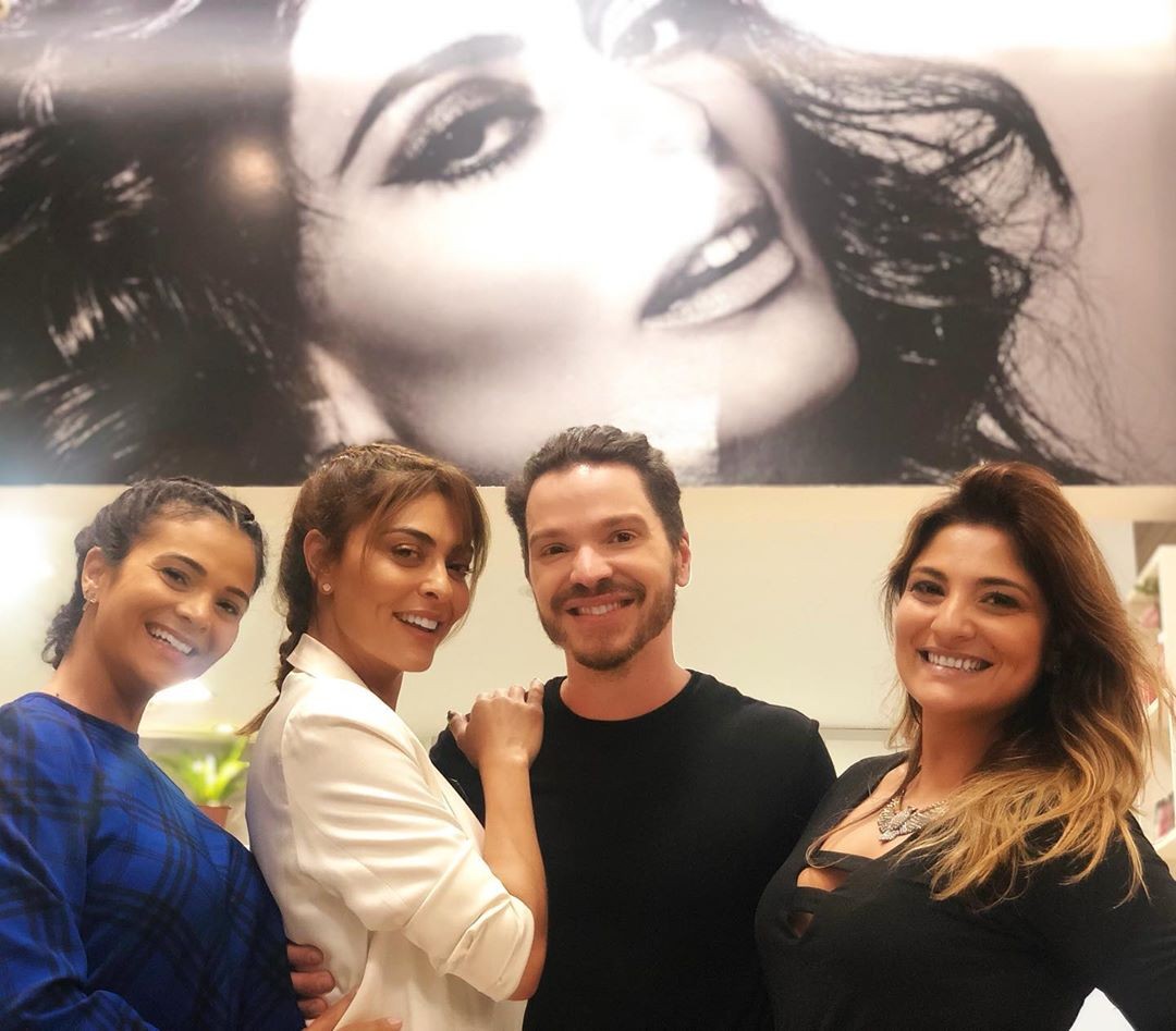 Juliana Paes com as irmãs Mariana e Rosana e o hair stylist Tiago Parente (Foto: Reprodução / Instagram)