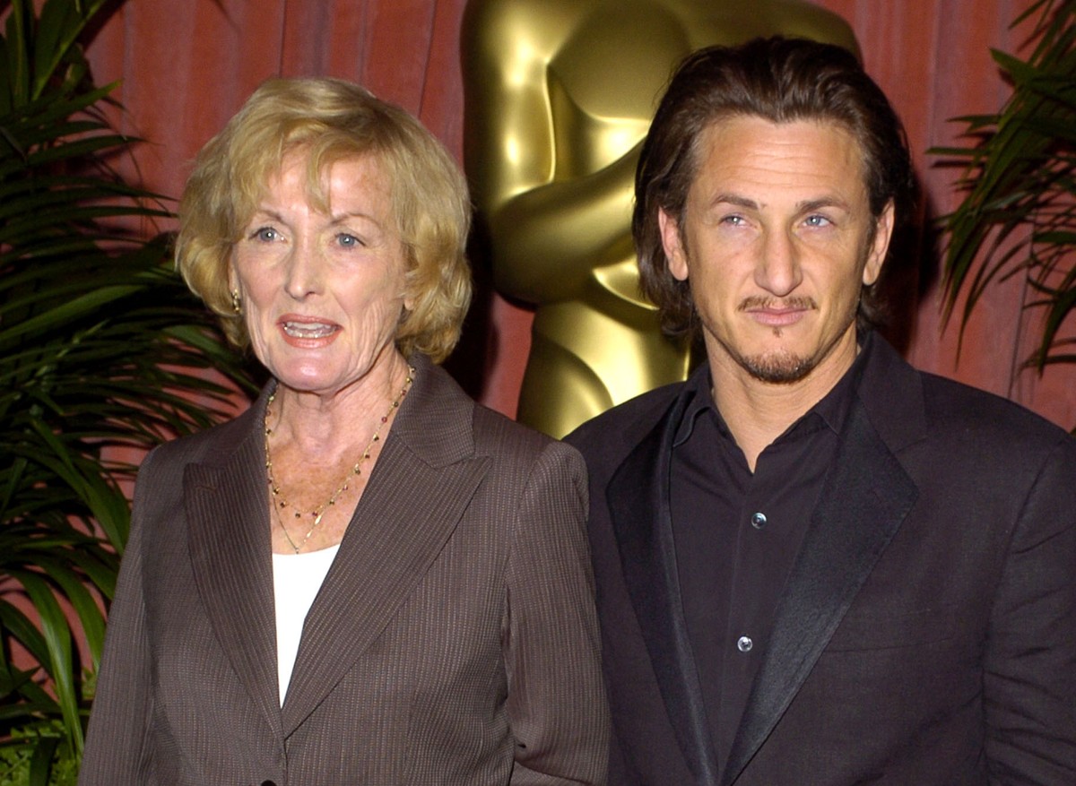 Sean Penn e a mãe, a atriz Eileen Ryan, em 2004 (Foto: Getty Images)