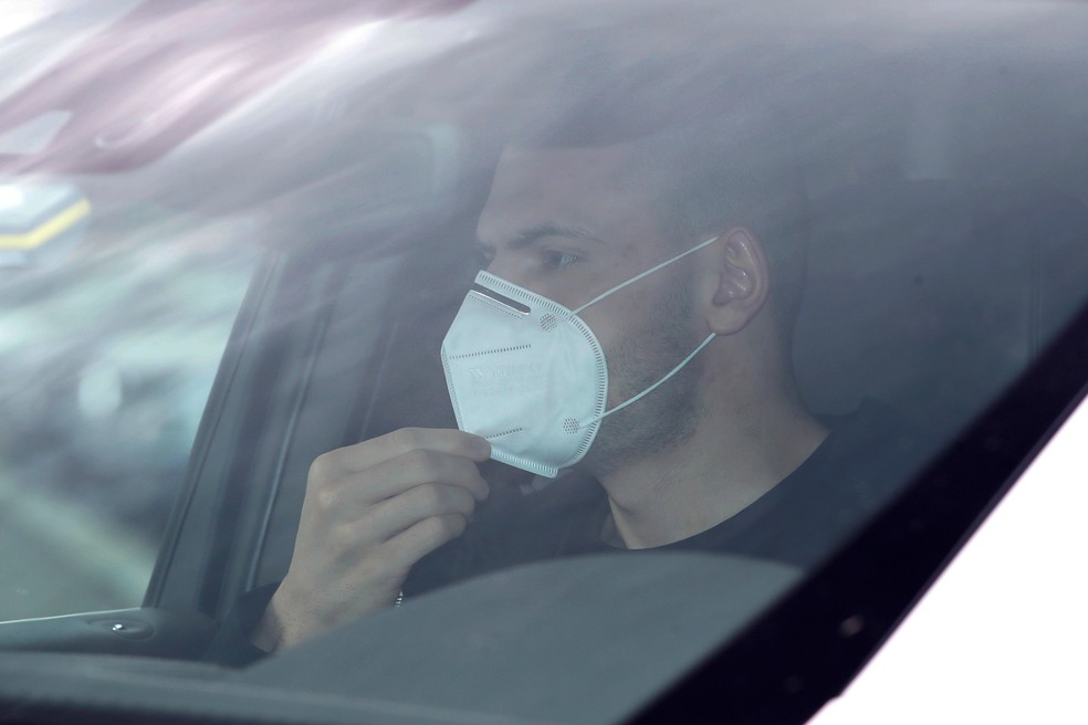 Zagueiro Demiral chega ao CT da Juventus usando máscara — Foto: Reuters
