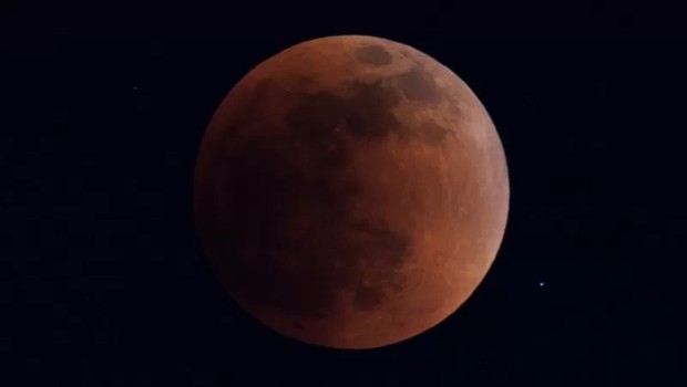 Na última madrugada, a Lua ficou vermelha (Foto: REUTERS via BBC)