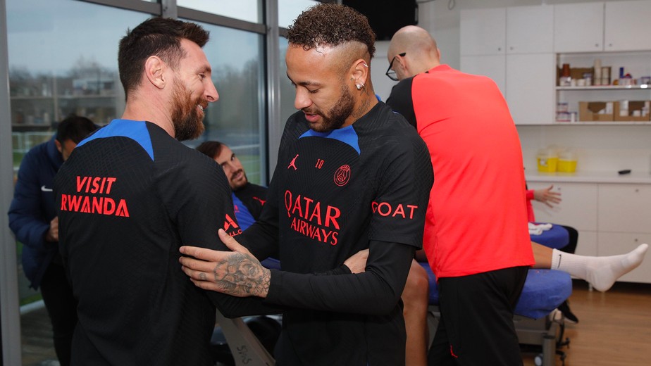 Messi retorna aos treinos e reencontra Neymar