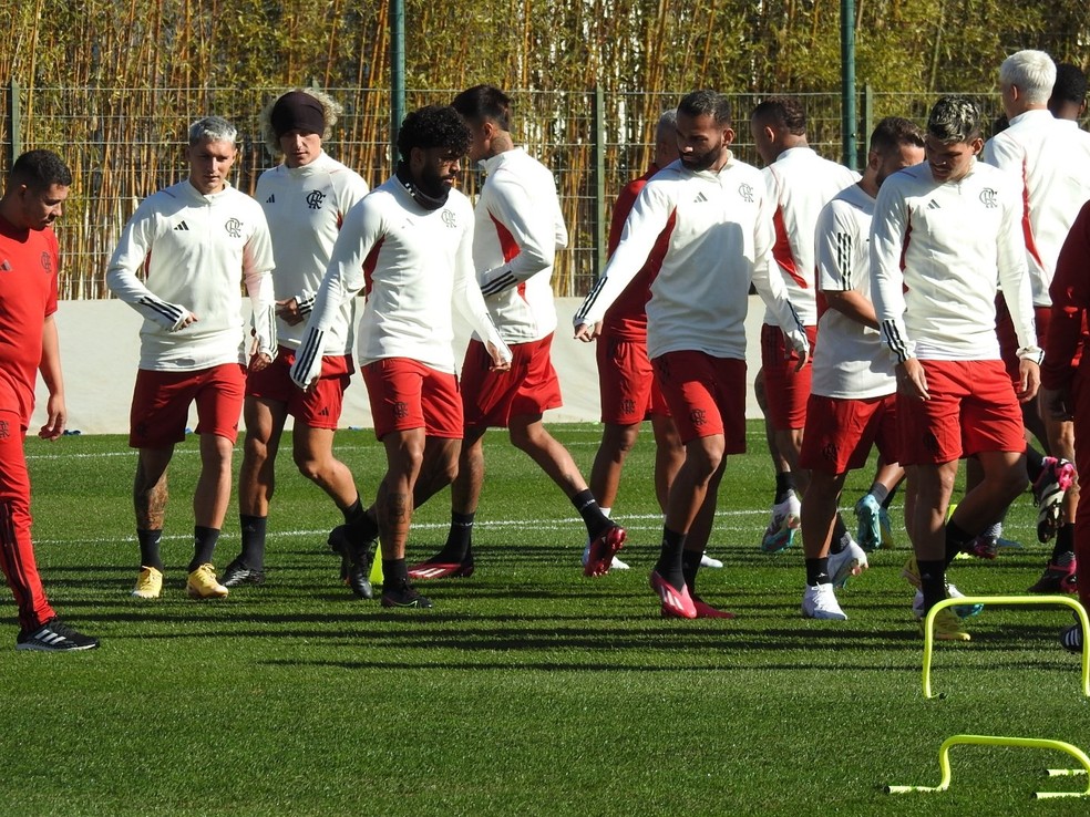 Jogadores em treino do Flamengo no Marrocos — Foto: Fred Gomes