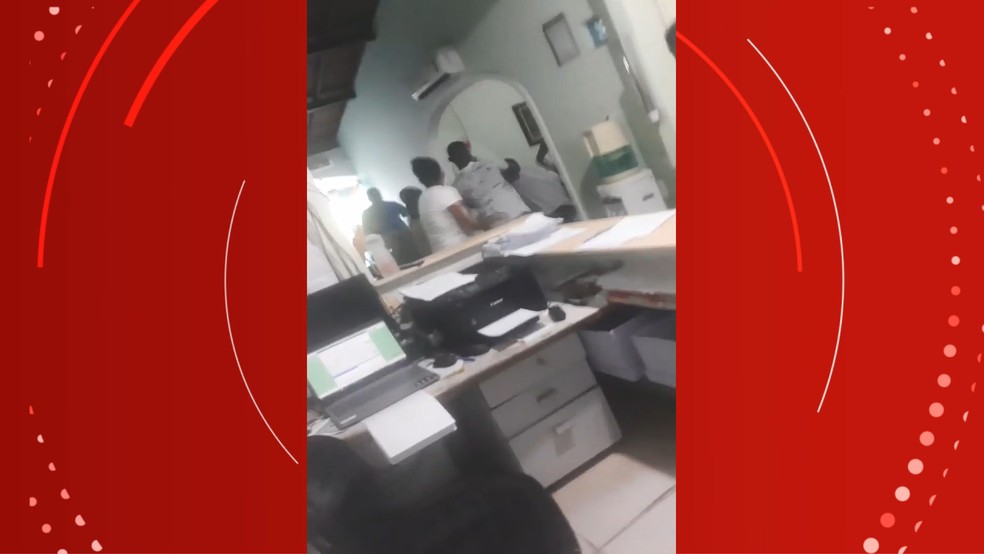 Médico e paciente trocam socos em clínica particular por causa de tempo de atendimento — Foto: Reprodução/TV Bahia
