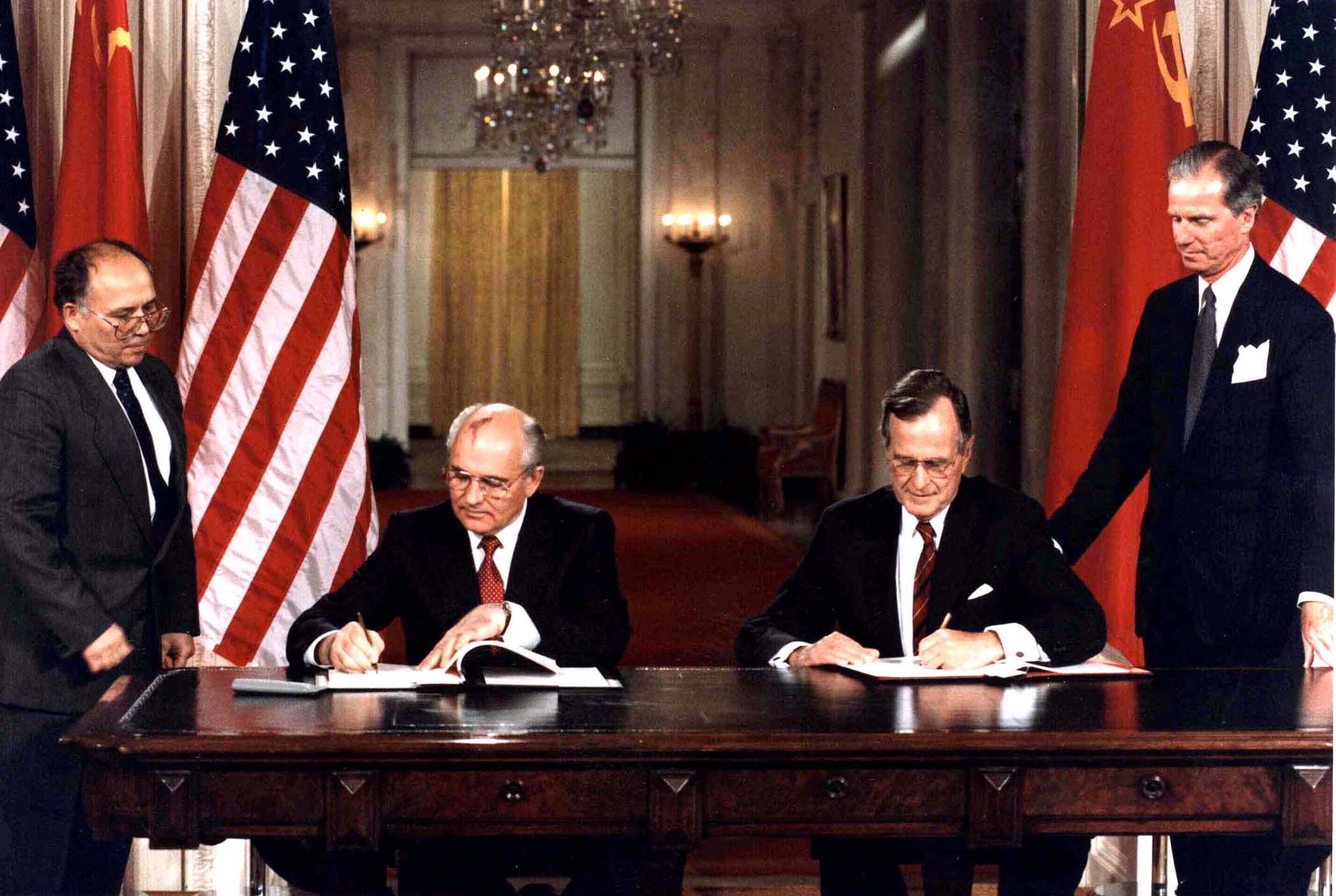 Os presidentes George H. W Bush e Mikhail Gorbachev assinam acordos Estados Unidos-União Soviética na Sala Leste da Casa Branca em 1 de junho de 1990. (Foto: George Bush Presidential Library and Museum)