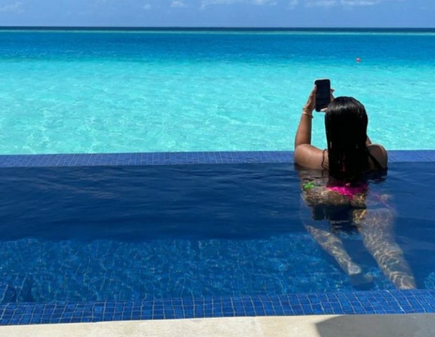 Flay em piscina privativa de suíte de hotel nas Maldivas (Foto: Reprodução/Instagram)