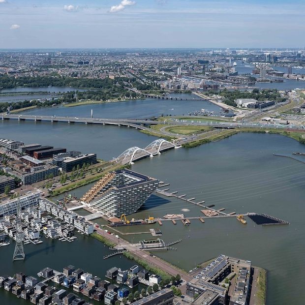 Visto do alto, o prédio em Amsterdã parece literalmente flutuar sobre as águas do lago ao redor (Foto: BIG Architects / Divulgação)