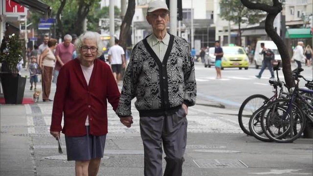 Envelhecimento da população coloca desafios de medio prazo para a economia brasileira — Foto: GloboNews
