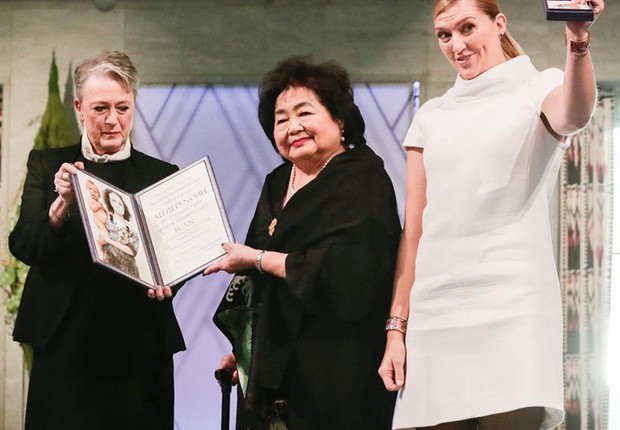 A líder do comitê do Prêmio Nobel, Berit Reiss-Andersen, e a sobrevivente de Hiroshima Setsuko Thurlow entregam o Nobel da Paz à líder da Campanha Internacional para Abolição das Armas Nucleares (ICAN), Beatrice Fihn, em Oslo (Foto: Berit Roald/EPA/EFE)