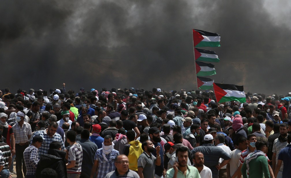 Manifestantes protestam na Faixa de Gaza, perto da fronteira com Israel, nesta segunda-feira (14), dia em que Israel completa 70 anos e em que os EUA inauguram sua embaixada em Jerusalém (Foto: Ibraheem Abu Mustafa/Reuters)