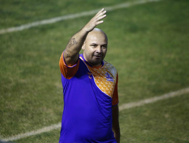 Djalminha marca gol de placa, mas Fla sofre com o Walter do showbol